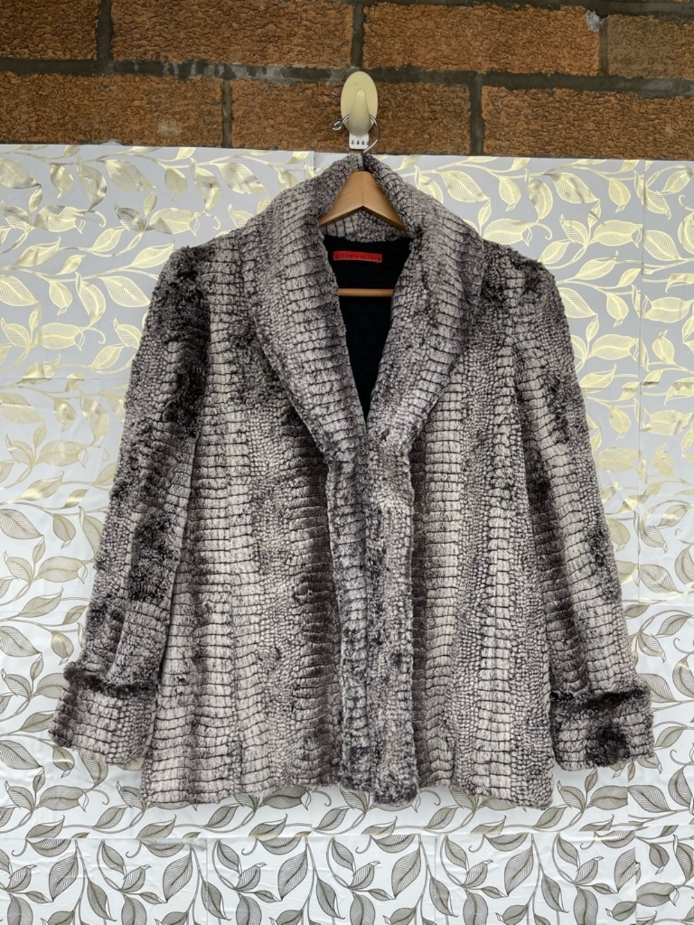 Alice + Olivia Grey Faux Fur Croc Embossed Textured Jacket Coat Size Smal Luxury